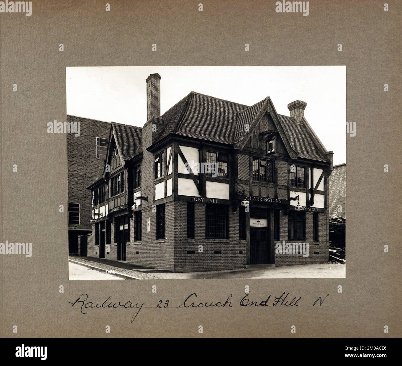 Photographie de Railway Tavern , Crouch End, Londres. Le côté principal de l'impression (illustré ici) représente : face gauche sur la vue du pub. Le verso de l'imprimé (disponible sur demande) détails: Rien pour la taverne de chemin de fer, Crouch End, Londres N8 8DH. En juillet 2018 . Mitchells et Butlers Banque D'Images