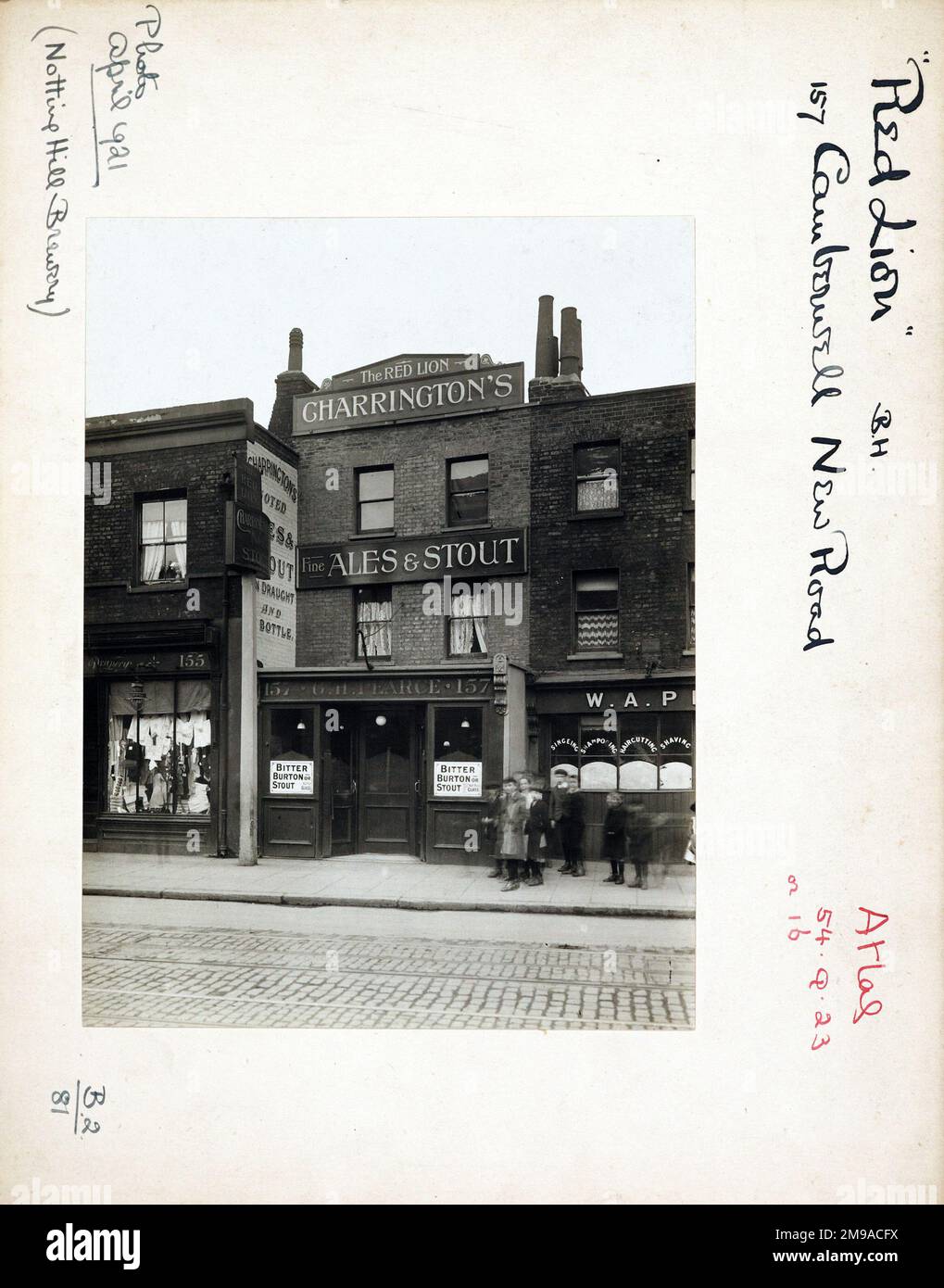 Photographie de Red Lion pH, Brixton, Londres. Le côté principal de l'imprimé (illustré ici) représente : face sur la vue du pub. Le verso de l'imprimé (disponible sur demande) détails: Trading Record 1920 . 1931 pour le Red Lion, Brixton, Londres SE5 0SU. En juillet 2018 . Démoli Banque D'Images