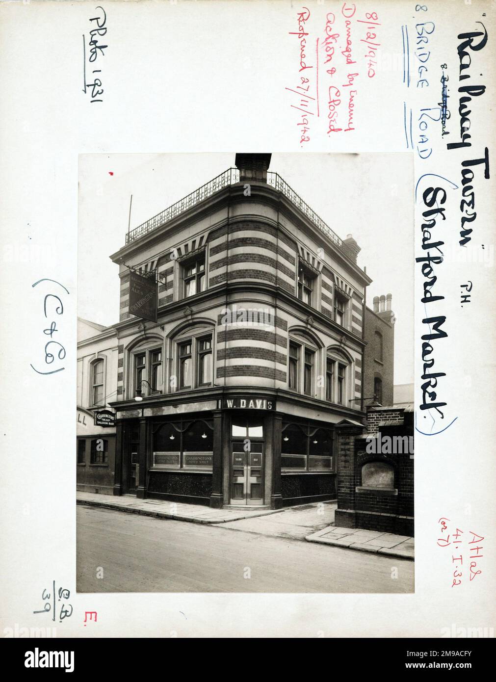 Photographie de Railway Tavern , Stratford Market, Londres. Le côté principal de l'imprimé (illustré ici) représente : coin sur la vue du pub. Le verso de l'imprimé (disponible sur demande) détails: Trading Record 1924 . 1961 pour la taverne ferroviaire, Stratford Market, Londres E15 3LN. En juillet 2018 . Endommagé et fermé par l'action de l'ennemi le 8th décembre 1940, mais rouvert le 27th novembre 1942. Ce dernier a fermé comme un 'pub' quelque temps dans le 1970s pour devenir Reflections Nightclub. La discothèque a fermé ses portes en 2005 et les locaux sont maintenant vides. Banque D'Images