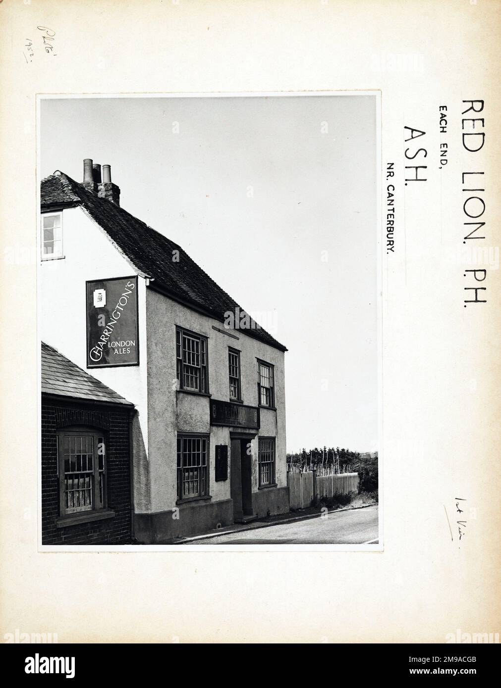 Photographie de Red Lion pH, Ash, Kent. Le côté principal de l'impression (illustré ici) représente : face gauche sur la vue du pub. Le verso de l'imprimé (disponible sur demande) détails: Trading Record 1950 . 1959 pour le Lion rouge, Ash, Kent CT3 2BZ. En juillet 2018 . Maintenant en usage résidentiel Banque D'Images