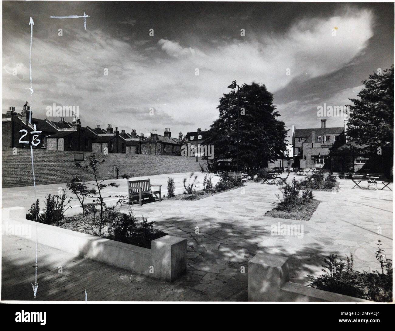 Photographie de Rising Sun pH, Catford, Londres. Le côté principal de l'imprimé (illustré ici) représente : le jardin du pub. Le verso de l'imprimé (disponible sur demande) détails: ID photographe pour The Rising Sun, Catford, Londres SE6 4HW. En juillet 2018 . Fermé en permanence. Maintenant démoli. Banque D'Images