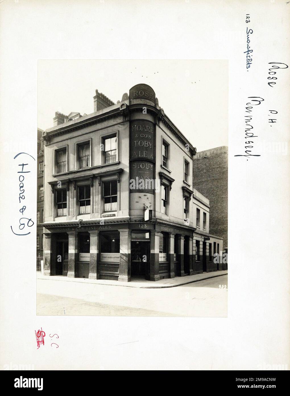 Photographie de Rose pH, Bermondsey, Londres. Le côté principal de l'imprimé (illustré ici) représente : coin sur la vue du pub. Le verso de l'imprimé (disponible sur demande) détails: Trading Record 1934 . 1961 pour la Rose, Bermondsey, Londres SE1 3ST. En juillet 2018 . Propriété individuelle Banque D'Images