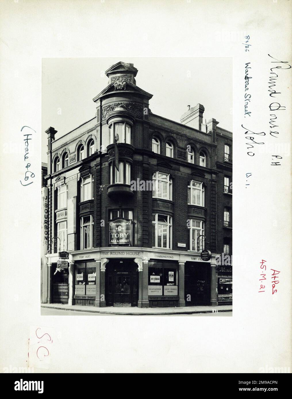 Photographie de Round House pH, Soho, Londres. Le côté principal de l'imprimé (illustré ici) représente : coin sur la vue du pub. Le verso de l'imprimé (disponible sur demande) détails: Trading Record 1934 . 1961 pour The Round House, Soho, Londres W1D 6QE. En juillet 2018 . Renommé Croix Bleue puis Roundhouse maintenant O Bar . propriétaire inconnu Banque D'Images