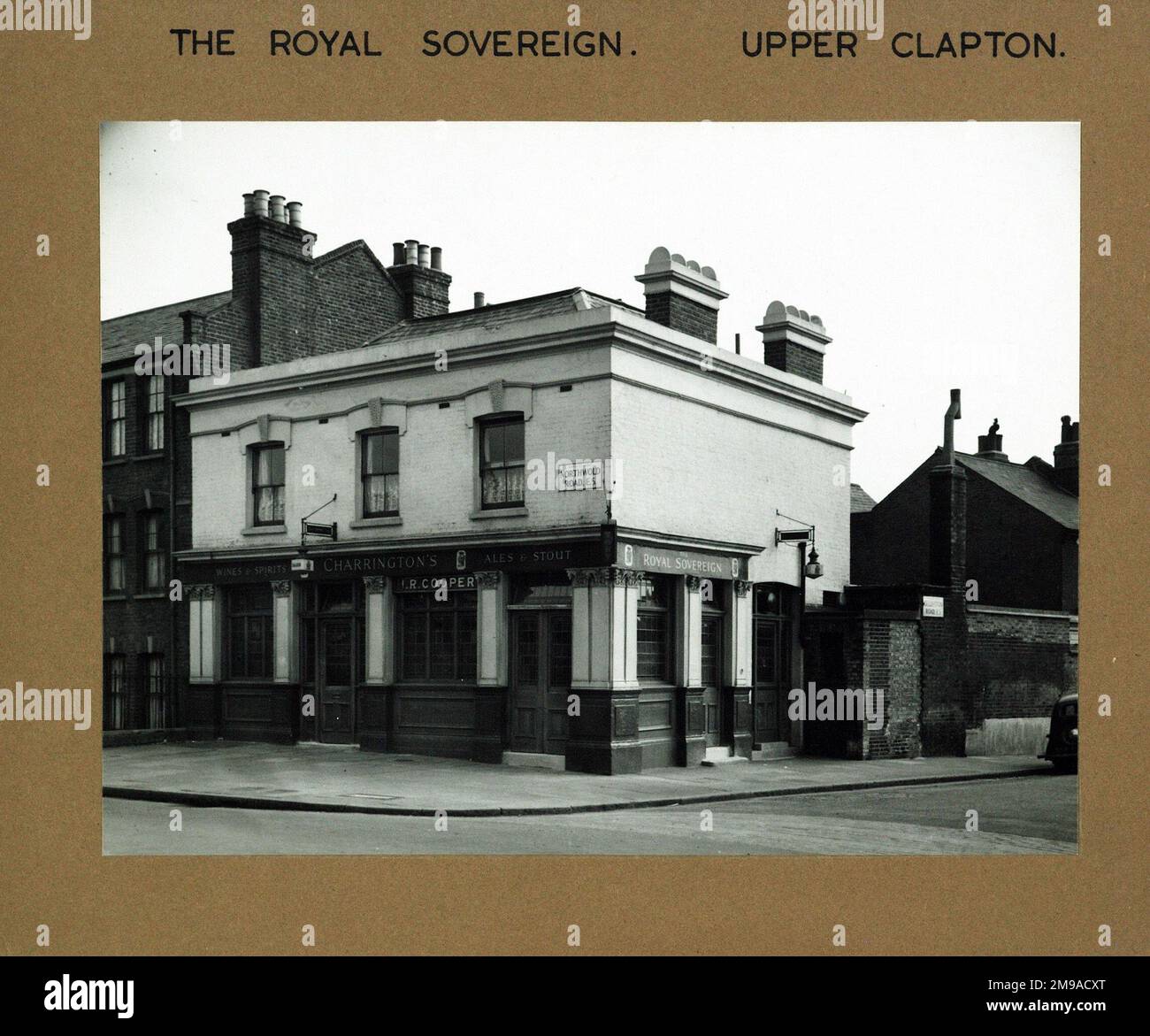 Photographie de Royal Sovereign pH, Clapton, Londres. Le côté principal de l'imprimé (illustré ici) représente : coin sur la vue du pub. Le verso de l'imprimé (disponible sur demande) détails: Rien pour le souverain Royal, Clapton, Londres E5 8RL. En juillet 2018 . Tavernes de punch Banque D'Images