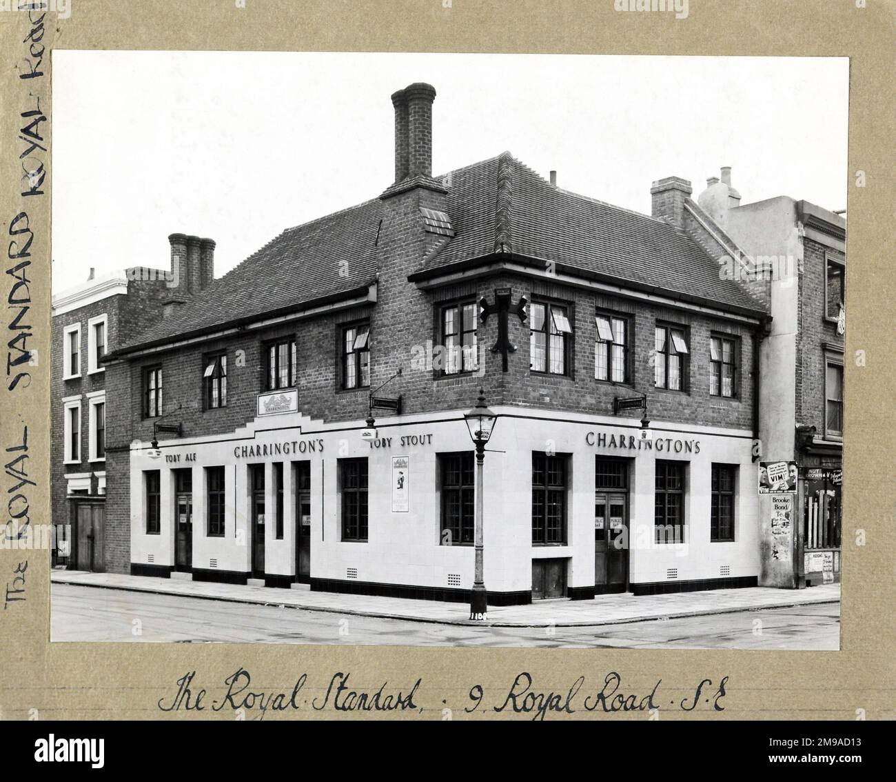 Photographie de Royal Standard pH, Walworth, Londres. Le côté principal de l'imprimé (illustré ici) représente : coin sur la vue du pub. Le verso de l'imprimé (disponible sur demande) détails: Rien pour le Royal Standard, Walworth, Londres SE17 3JD. En juillet 2018 . Également connu au 226 Hillingdon Street . maintenant démoli Banque D'Images