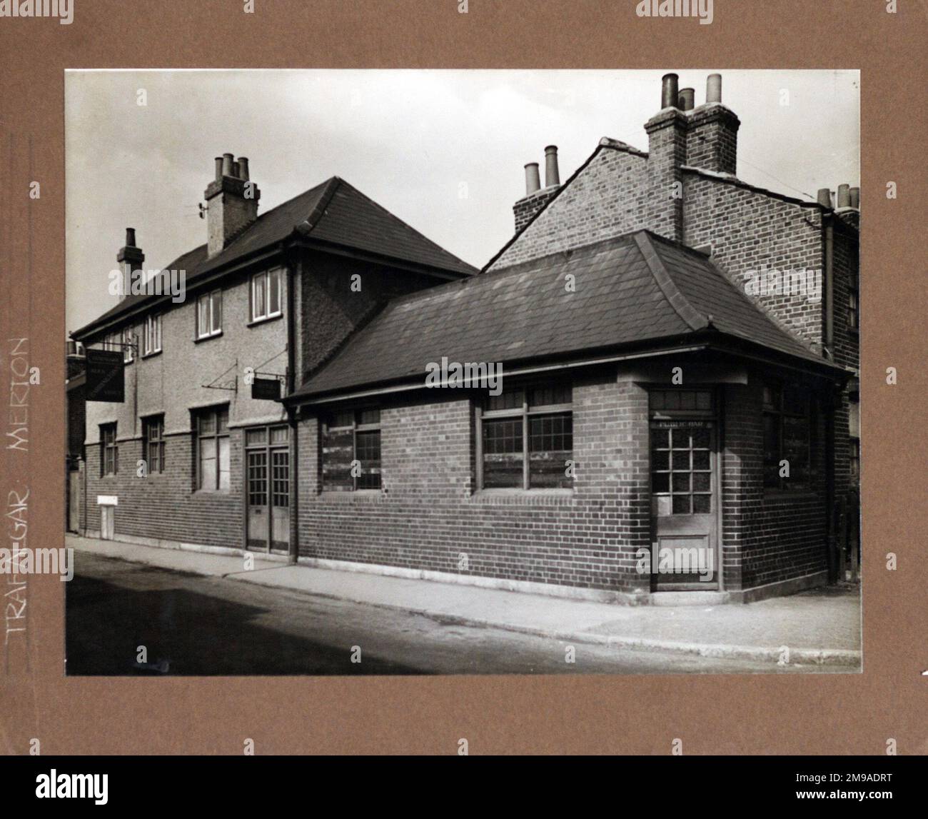 Photographie de Trafalgar pH, Merton, Londres. Le côté principal de l'impression (illustré ici) représente : face droite sur la vue du pub. Le verso de l'imprimé (disponible sur demande) détails: Rien pour le Trafalgar, Merton, Londres SW19 2JY. En juillet 2018 . Propriétaire . 23 chemin haut Banque D'Images