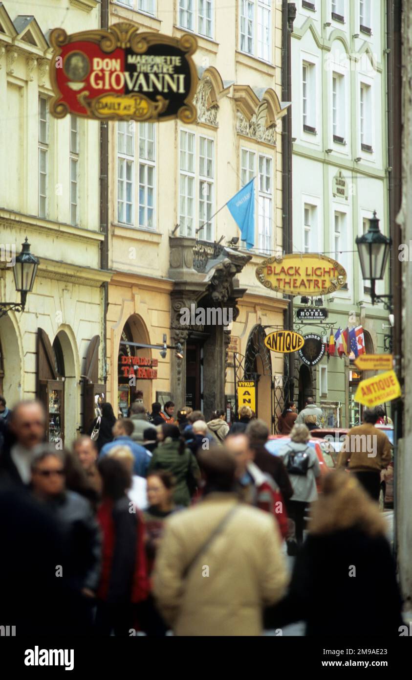 République tchèque, Prague, ruelles tortueuses, cafés et du théâtre dans Stare Mesto. Banque D'Images