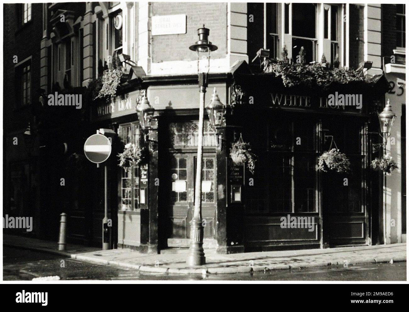 Photographie de White Lion pH, Covent Garden, Londres. Le côté principal de l'imprimé (illustré ici) représente : coin sur la vue du pub. Le verso de l'imprimé (disponible sur demande) détails: Rien pour le Lion blanc, Covent Garden, Londres WC2E 8NS. En juillet 2018 . Nicholson's (Mitchells et Butlers) Banque D'Images