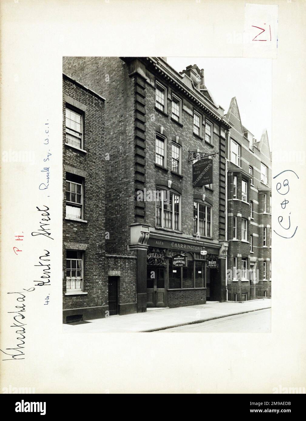 Photographie de Wheatsheaf pH, Russell Square, Londres. Le côté principal de l'impression (illustré ici) représente : face gauche sur la vue du pub. Le verso de l'imprimé (disponible sur demande) détails: Trading Record 1929 . 1961 pour la Wheatsheaf, Russell Square, Londres WC1N 1NL. En juillet 2018 . Démoli Banque D'Images