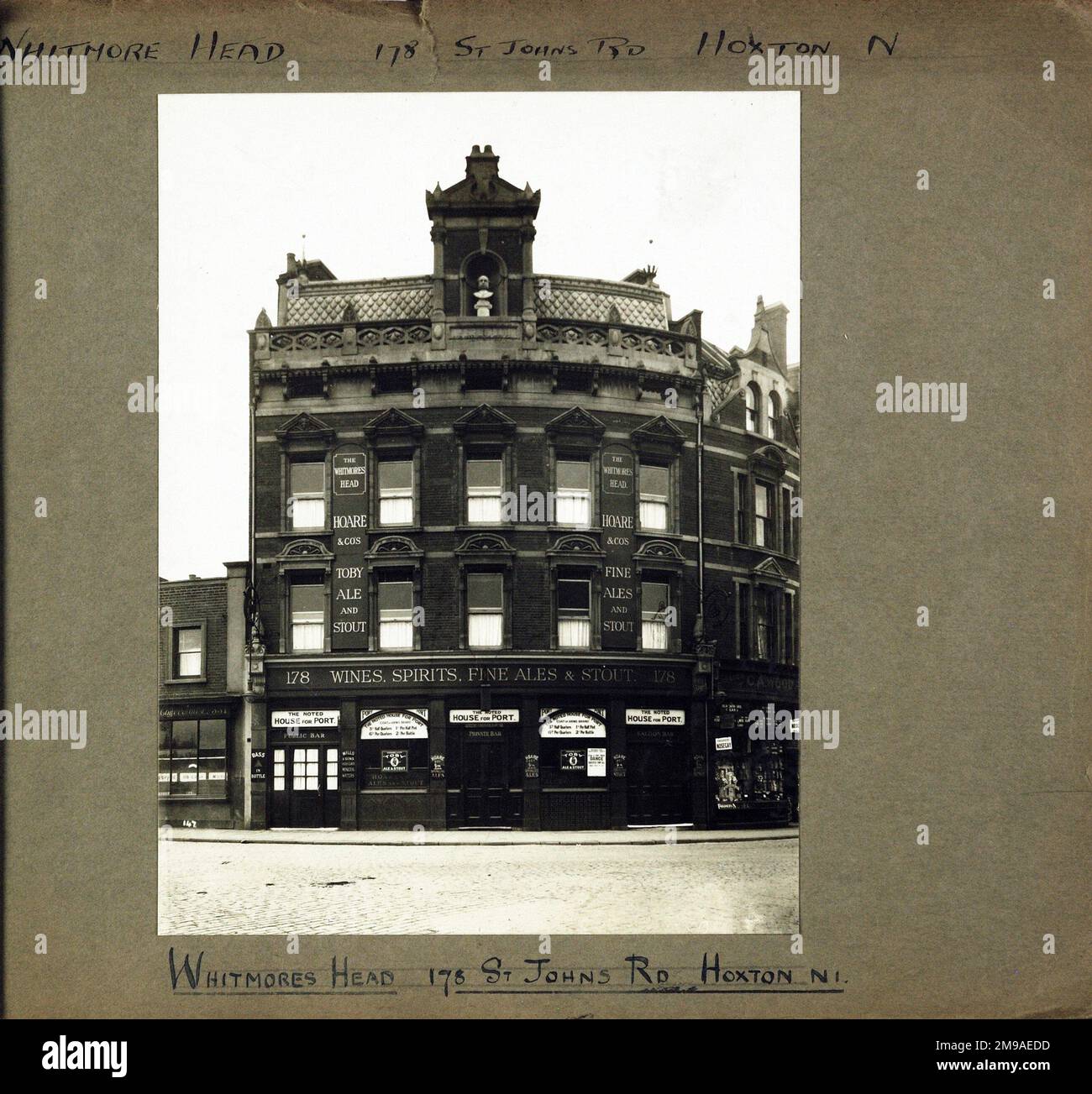 Photographie de Whitmores Head pH, Hoxton, Londres. Le côté principal de l'imprimé (illustré ici) représente : face sur la vue du pub. Le verso de l'imprimé (disponible sur demande) détails: Rien pour The Whitmores Head, Hoxton, Londres N1 5HY. En juillet 2018 . Tradingd au moins jusqu'au milieu de 1950s, mais depuis démoli, il avait l'adresse du 298, rue Pitfield en 1944. Banque D'Images