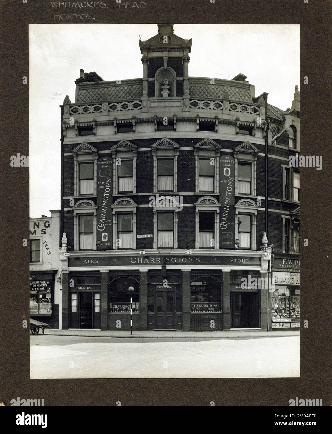 Photographie de Whitmores Head pH, Hoxton, Londres. Le côté principal de l'imprimé (illustré ici) représente : face sur la vue du pub. Le verso de l'imprimé (disponible sur demande) détails: Rien pour The Whitmores Head, Hoxton, Londres N1 5HY. En juillet 2018 . Tradingd au moins jusqu'au milieu de 1950s, mais depuis démoli, il avait l'adresse du 298, rue Pitfield en 1944. Banque D'Images