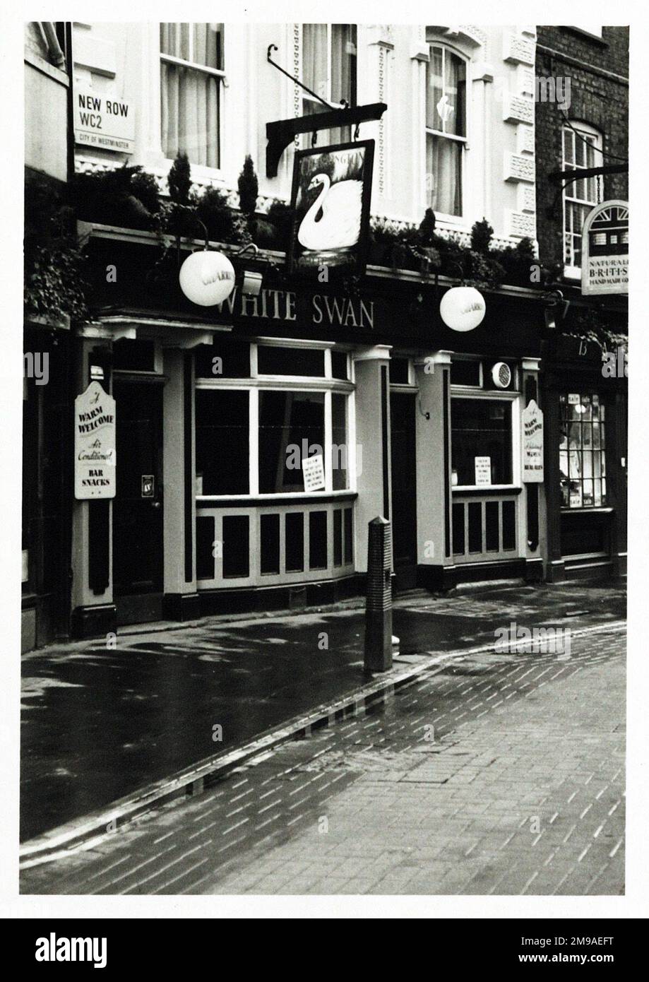 Photographie de White Swan pH, Covent Garden, Londres. Le côté principal de l'impression (illustré ici) représente : face gauche sur la vue du pub. Le verso de l'imprimé (disponible sur demande) détails: Rien pour le White Swan, Covent Garden, Londres WC2N 4LF. En juillet 2018 . Nicholson's (Mitchells et Butlers) Banque D'Images