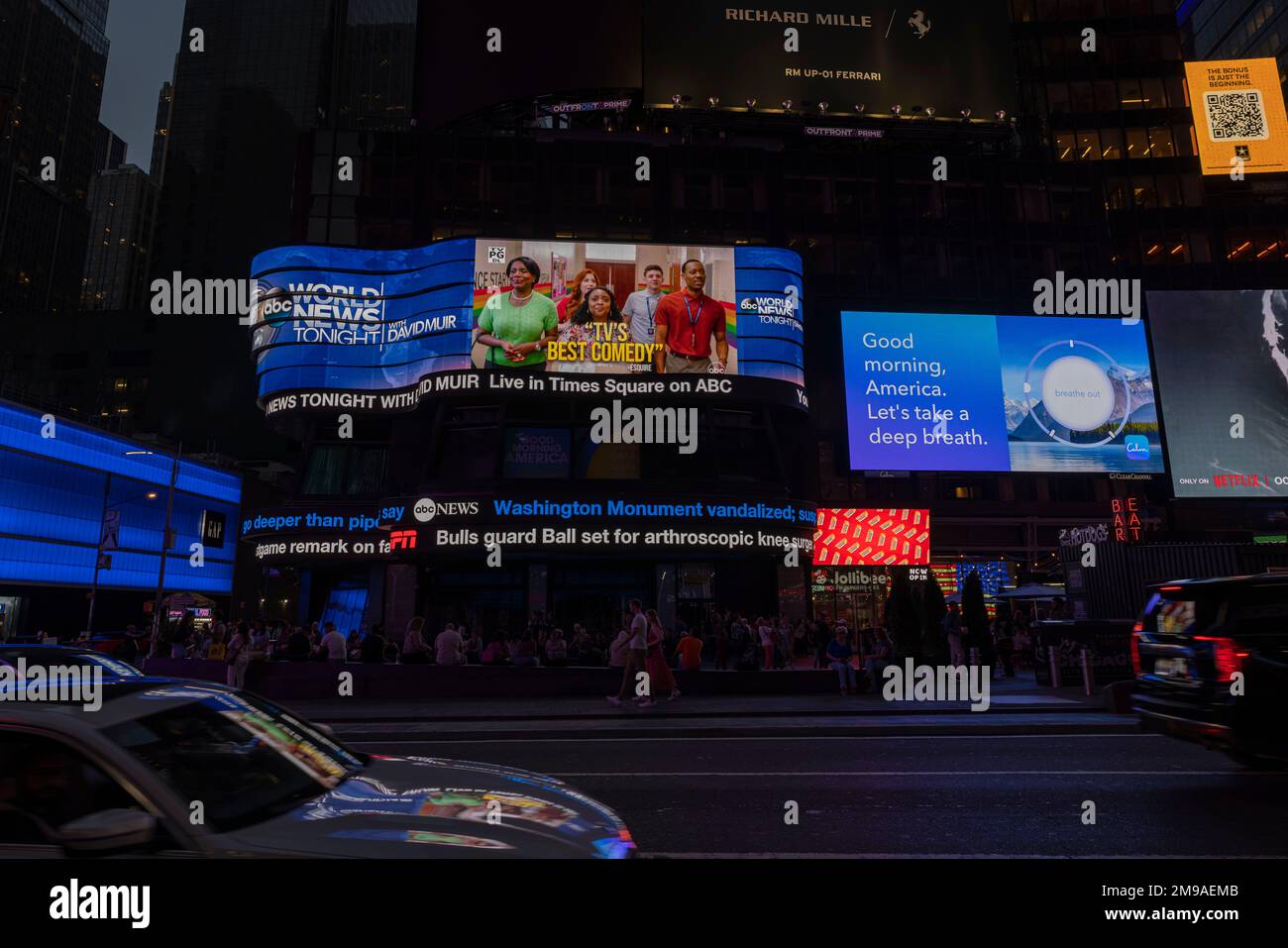 Belle vue de la nuit Broadway avec des écrans de télévision publicitaires sur les murs des gratte-ciels. New York. ÉTATS-UNIS. Banque D'Images