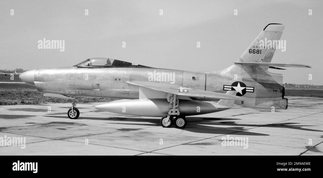 République XP-91 Thunderceptor 46-0681 4 Mai 1949: 0680 (prototype 1st) premier vol. 14 octobre 1949 : 0681 premier vol. Été 1951 : le moteur a échoué au décollage de l'été 1951 à l'AFB Edwards, exigeant un atterrissage immédiat, le pilote a quitté la cellule en feu juste au moment où la queue a fondu. 0681 a ensuite été équipé d'une queue de papillon, pour d'autres essais en vol, puis mis au rebut. Banque D'Images