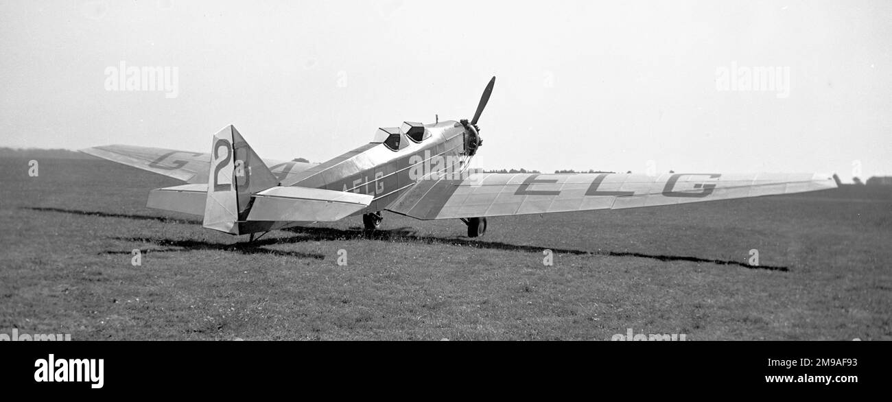 British Aircraft Company (B.A.) Cataracte Swallow 2 G-AELG (msn 449), à Lympne pour les 1946 ou 1947 (il a concouru dans les deux) Folkestone Aero Trophy air courses. Paul Godfrey, le propriétaire et pilote de course, a remporté l'épreuve 1947 à une moyenne de 96 km/h. Banque D'Images