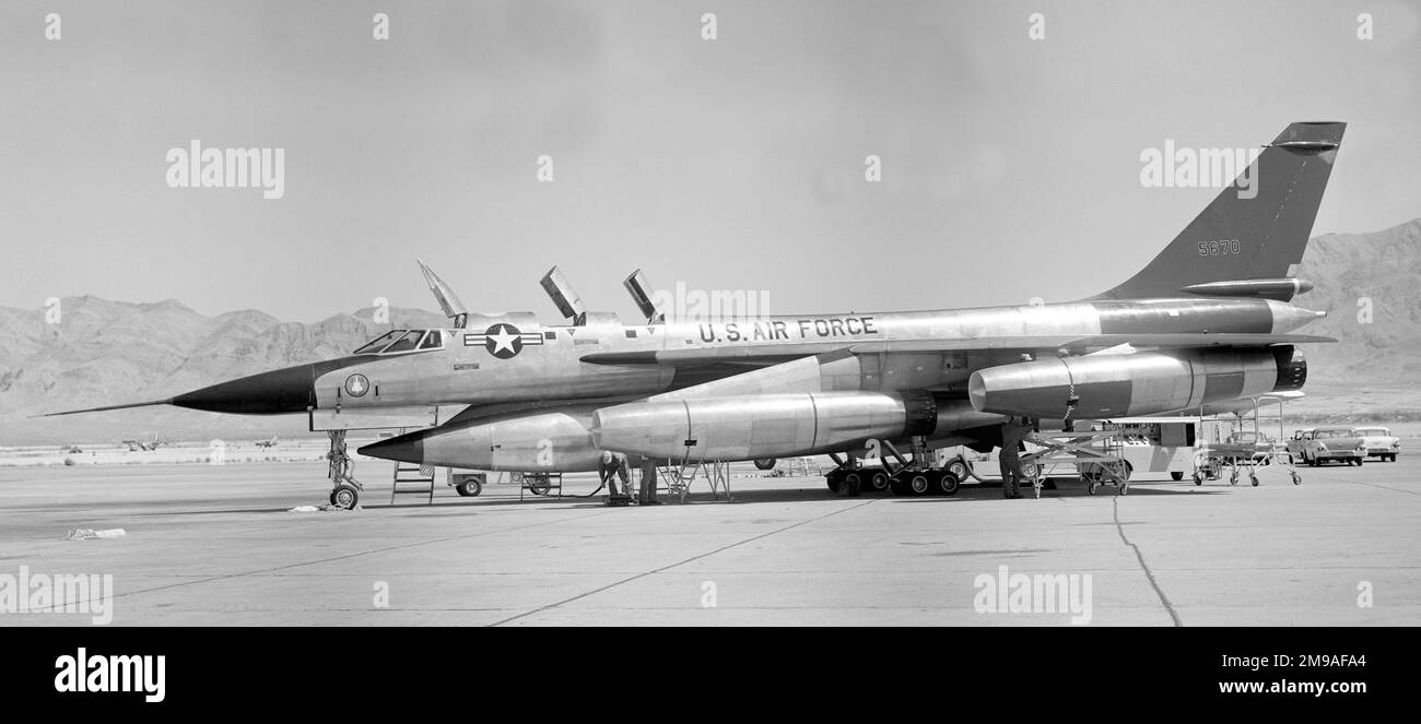 Convair YB-58A-1-CF Hustler 55-670 (msn 11) de l'escadron d'essai 6592nd, Carswell AFB, TX, avec des marquages pour l'opération Deep Freeze, les essais climatiques du B-58 ont été effectués à l'Eglin AFB, FL, en 1958. 10May60 : modifié comme formateur, désigné TB-58A et affecté à la 43rd Escadre de bombardement, Carswell AFB, TX. Plus tard à Little Rock AFB, AR du 13 août 1960.finalement mis au rebut le 16 août 1977 à la base aérienne de Davis-Monthan. Banque D'Images