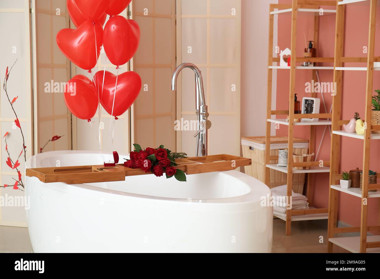 Intérieur de la salle de bains décorée pour la Saint-Valentin avec baignoire,  roses et ballons Photo Stock - Alamy