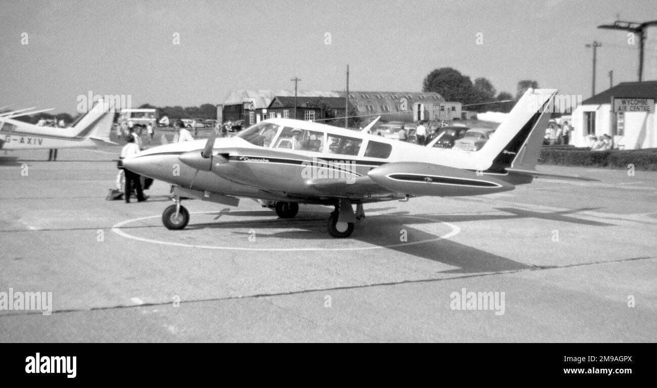 Piper Twin PA-30-160 Commanche G-AXR (msn 30-1820) au parc aérien de Wycombe. AXR a été réenregistré à Eire sous le nom d'EI-ANU le 1 décembre 1969, pour participer à la course aérienne de Londres-Sydney (18 décembre 1969 à 4 janvier 1970). Portant une livrée Kerrygold (produits laitiers) et le numéro de course 69, il a été piloté par T. Phillips et V. R. Mitchell, se plaçant quatrième dans un champ de 63 participants, et deuxième dans la classe B, pour les avions à double moteur. À son retour au Royaume-Uni en 1970, l'appareil est retourné à G-AXR. Banque D'Images