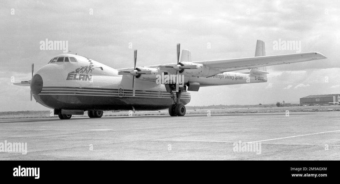 Armstrong Whitworth AW.650 Argosy 101 G-BEOZ (msn 6660) d'Elan Airways, à l'aéroport Shannon, Eire Banque D'Images