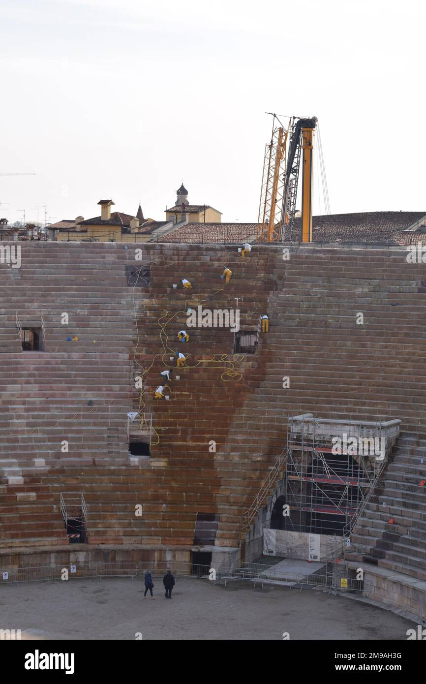 Les travailleurs restaurent les marches à l'Arena de Vérone, en Italie Banque D'Images