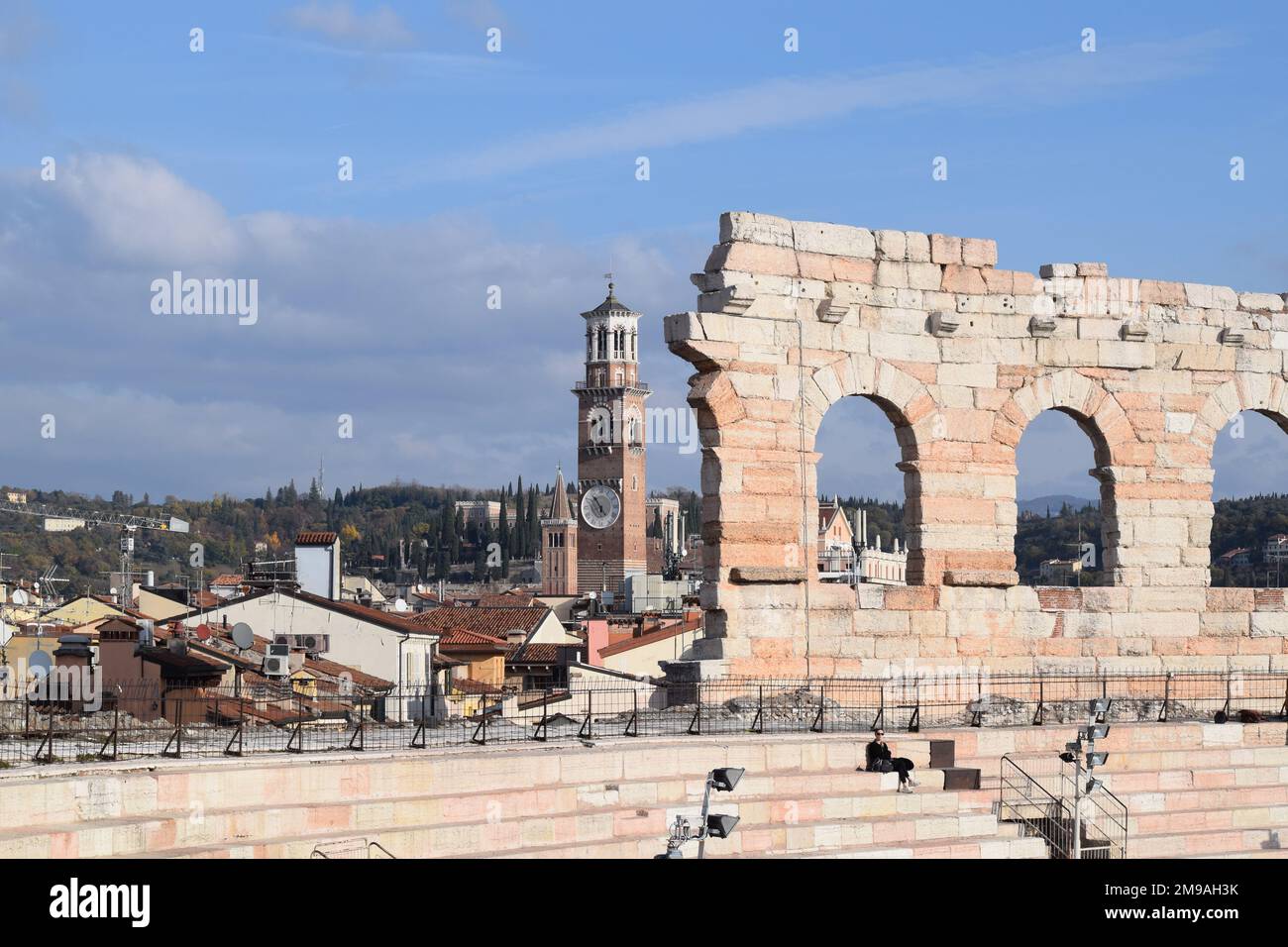 Touristes profitant du soleil à l'arène historique de Vérone, Italie Banque D'Images