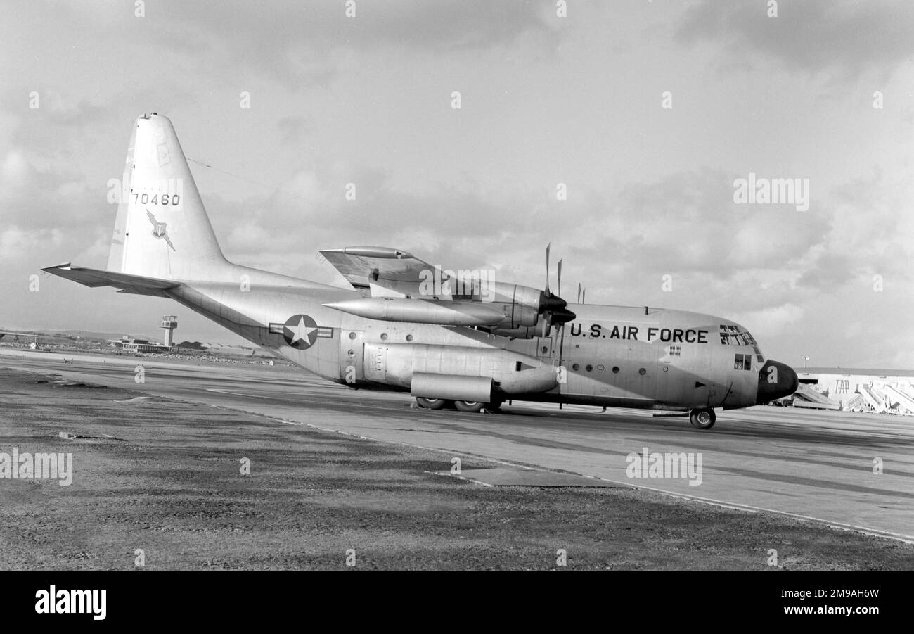 United States Air Force - Lockheed C-130A-45-LM Hercules 57-0460 (msn 182-3167) vendu au Vietnam du Sud. Le 3 avril 1975, 1st Lt Pham-Quang-Khiem et le major Nguyen Huu Canh ont volé ce C-130 pour faire sortir sa famille du Vietnam, en volant à Singapour. Affecté au Musée national de l'air et de l'espace et installé au Centre Udvar-Hazy du NASM, à Chantilly, en Virginie, d'ici décembre 2005. Banque D'Images