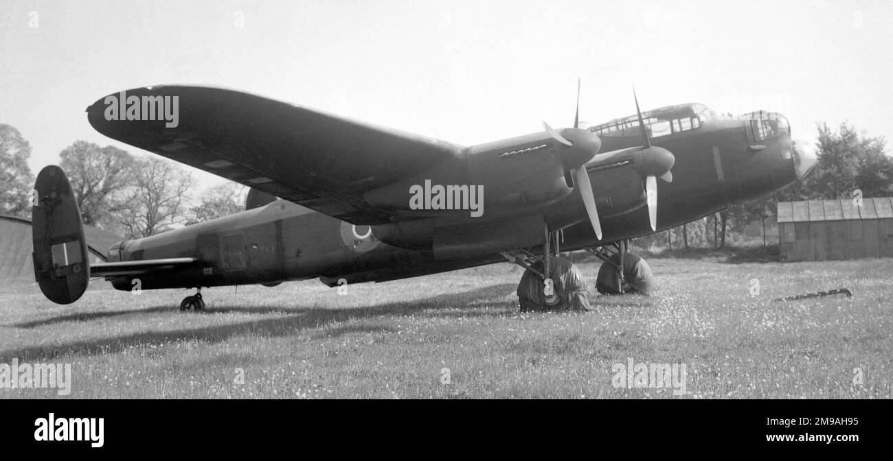 Avro Lancaster B.I PP741, en entreposage après élimination. Il est à noter que les portes bombées de la baie de la bombe permettent de transporter des bombes Tallboy 12 000lb et 8 000lb biscuits. Banque D'Images