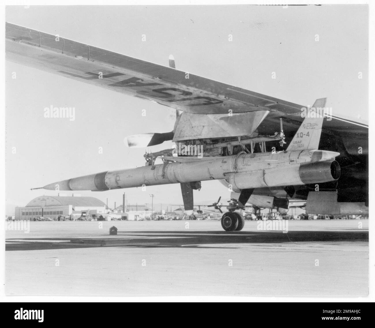 Un prototype de drone cible supersonique Radioplane XQ-4, sous l'aile de son avion de lancement: Boeing B-50D 47-16?. Banque D'Images