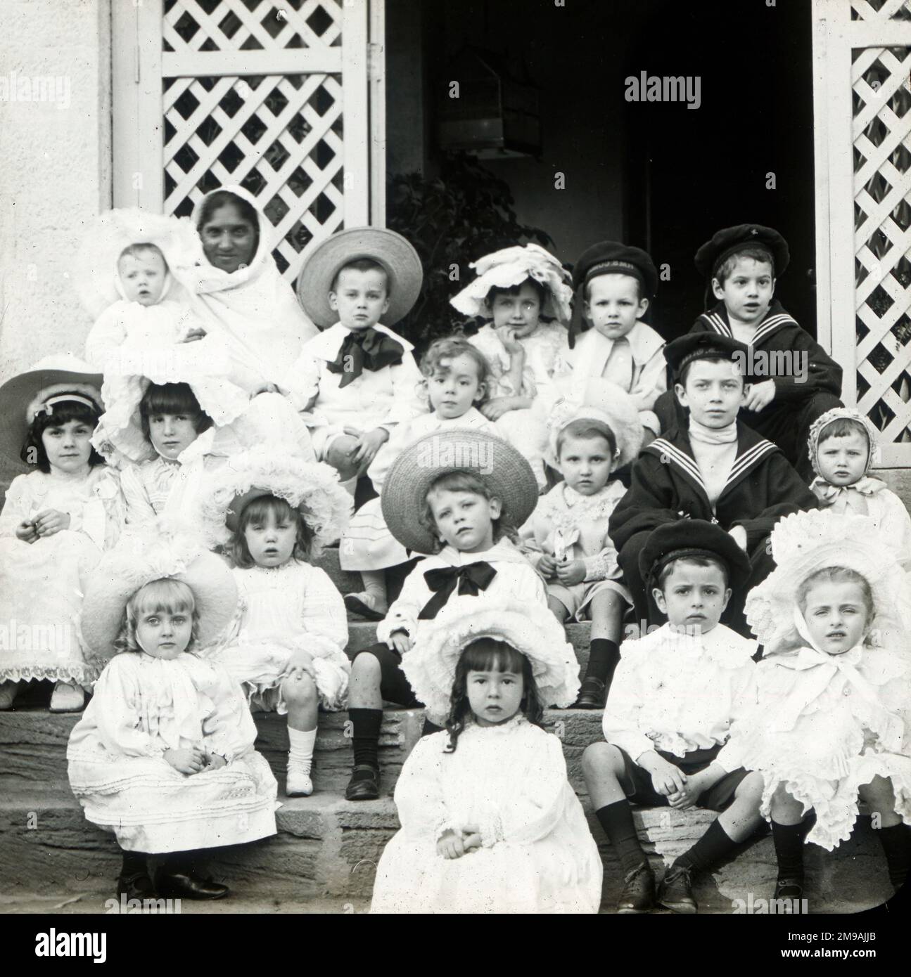 Les enfants coloniaux britanniques en Inde avec la nounou indienne. Banque D'Images