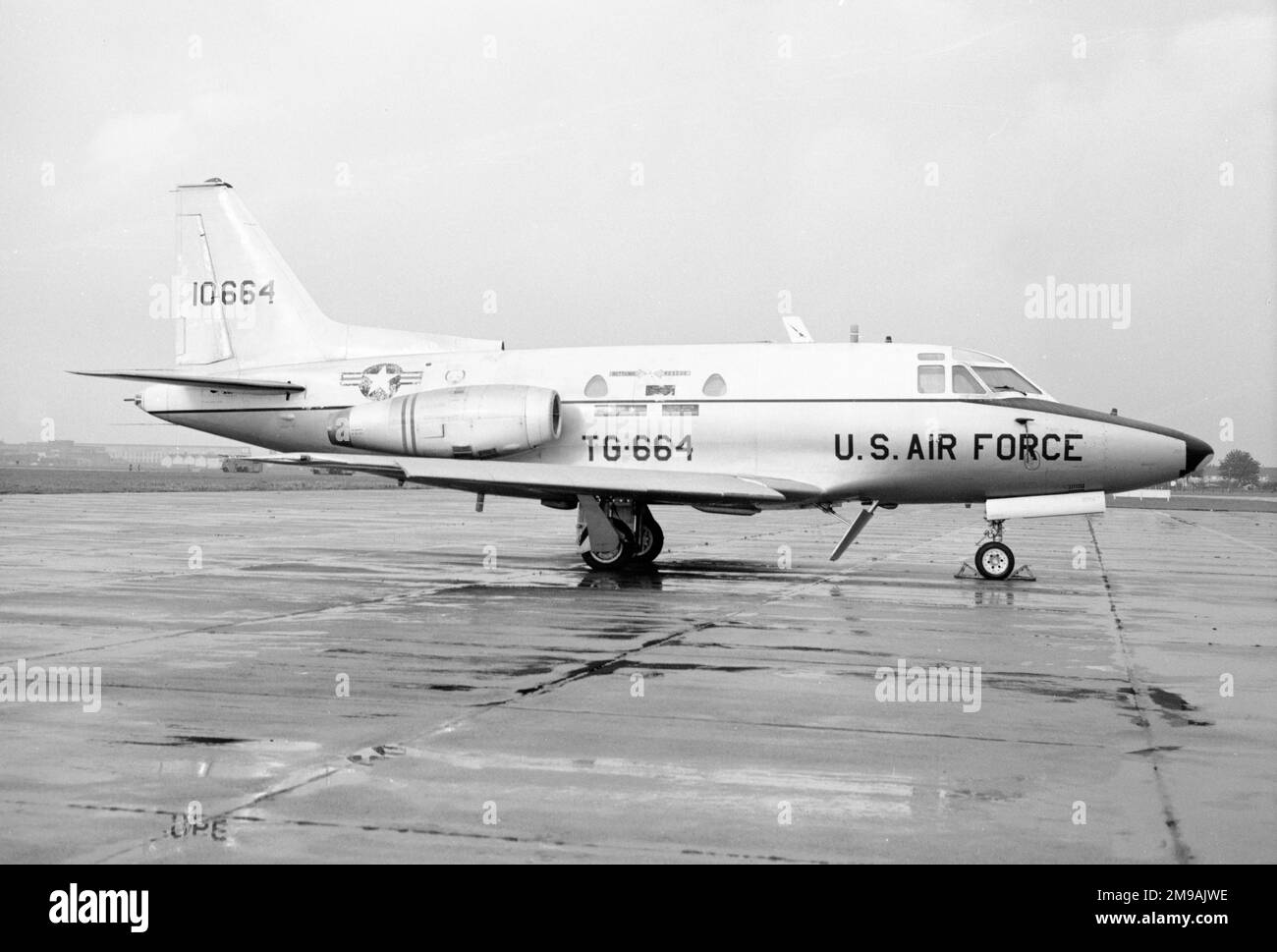 North American T-39A-1-NA Sabreliner 61-0664 (msn 265-67, numéro de buzz TG-664), vers 1965. Disposé à AMARC le 21 mars 1985. À l'Institut professionnel double, Tracy, CA 8 juin 1990. Lorsque les programmes professionnels ont été abandonnés, ils ont été offerts au Musée de l'air du Château. Il a été démantelé et transporté par camion jusqu'au hangar de restauration du musée au Castle Air Museum, Atwater, CA, le 5 décembre 2007. Banque D'Images