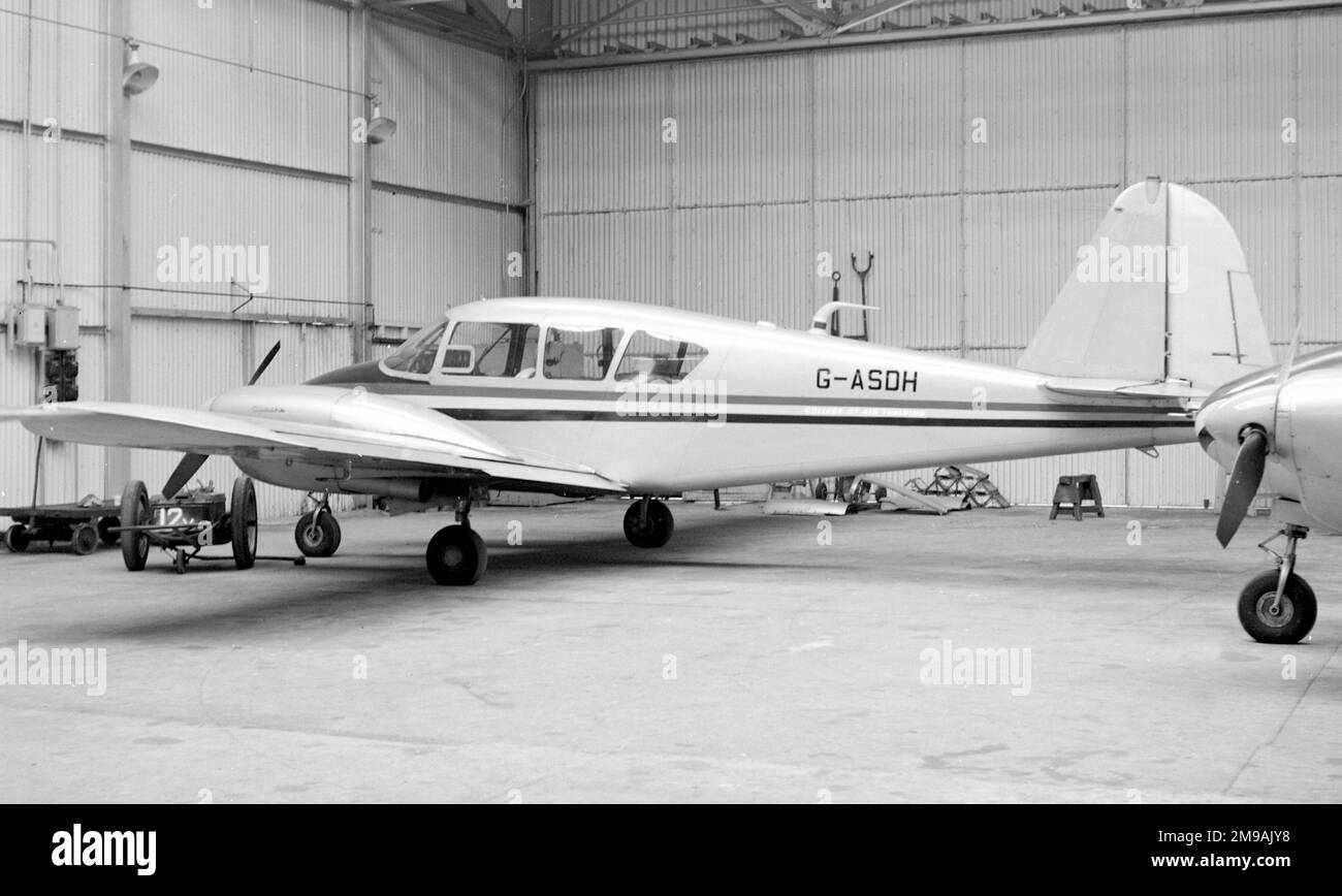 Piper PA-23-160 Apache G-ASDH (msn 23-2045), du College of Air Training, à Hamble Airfield. Le 10 janvier 1967, G-ASDH, un Piper PA-23 Apache du College of Air Training de Hamble, s'est écrasé dans les terrains de l'hôpital Royal Victoria, Netley, près de Southampton, Hampshire, après avoir subi une panne de moteur lors d'une formation asymétrique. Il a heurté quelques arbres et s'est écrasé dans un terrain de football avant de frapper un mur. Banque D'Images
