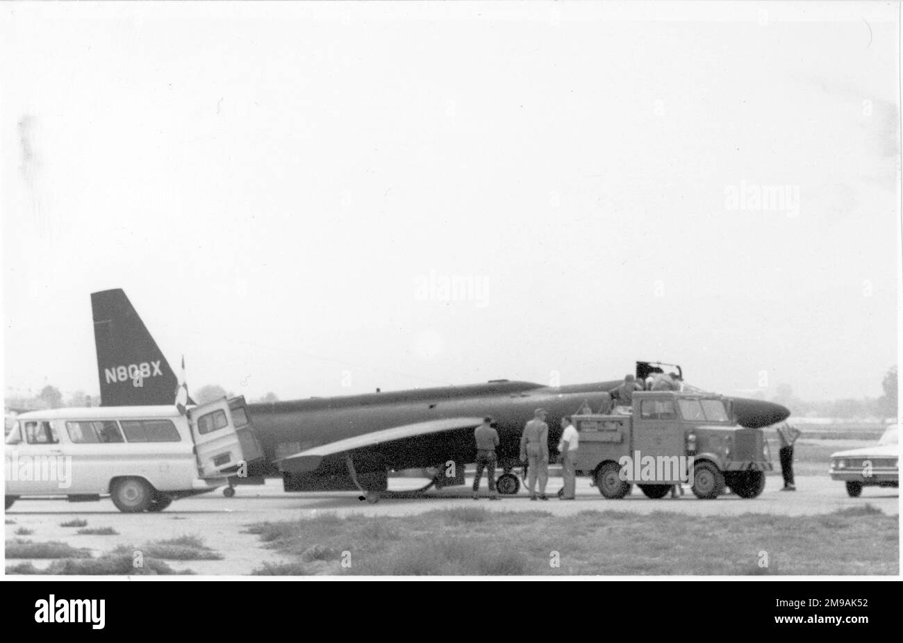 Central Intelligence Agency - Lockheed U-2G N808X. L'un des nombreux U-2s acquis par la CIA, pour les opérations effectuées par des transporteurs aériens, équipés de déflecteurs de levage, de trains de roulement plus solides et de crochets d'arrêt. Le 29 février 1964, Bob Schumacher fait une entrée sur l'USS Ranger en U-2G N808X, pour faire le premier atterrissage piégé de la police. Il a presque fini dans la catastrophe quand l'avion a rebondi juste comme le crochet a attrapé le fil; l'avion a incliné vers l'avant et le nez a frappé le pont. Cet avion est connu pour avoir été utilisé par CVA-61 USS Ranger pour les essais du 2-5 mars 1964, (U-2G 'N801X' et 'N808X', avec ' Banque D'Images