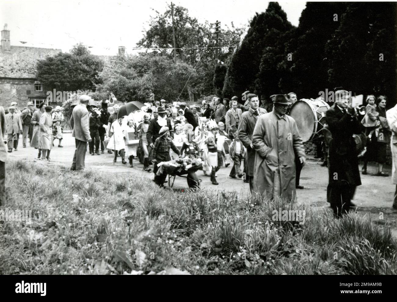 Draycott, village de Cotswold, procession habillée de fantaisie dirigée par Blockley Brass Band célébrant le couronnement de la reine Elizabeth II, 2 juin 1953. Banque D'Images