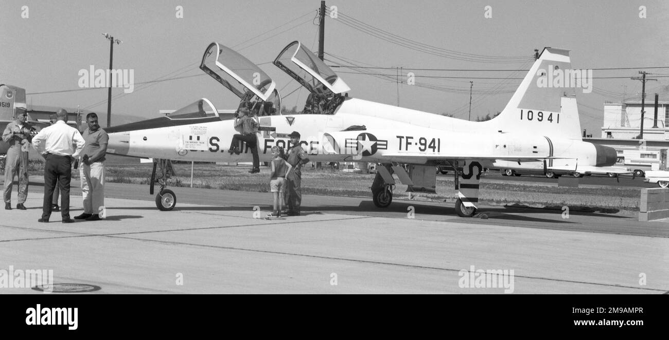 United States Air Force â€“ Northrop T-38A-40-NO talon 61-0941 (msn N.5307, numéro de buzz TF-941), à une exposition aérienne de la base navale de point Mugu, le 15 mai 1965. Par la suite, on a redésigné GAT-38A comme cellule d'instruction à l'AFB de Sheppard, au Texas. Plus tard transféré au Musée militaire de Russell, Russell, il.. Banque D'Images