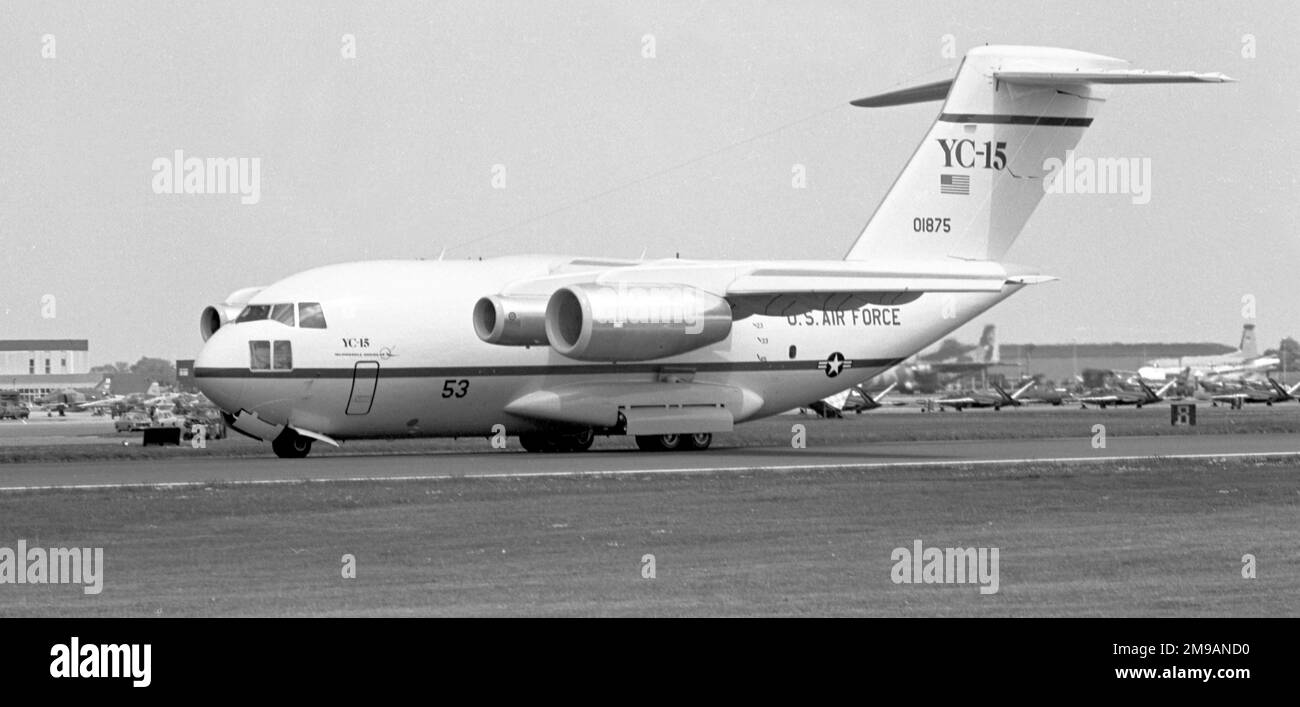 McDonnell Douglas YC-15 72-1875 '53', vu à RAF Mildenhall, avec un CFM International CFM56 dans la nacelle N°1, alors qu'il était en route depuis le salon de l'air de Paris 1977, où il avait reçu le numéro de série '53'. Banque D'Images
