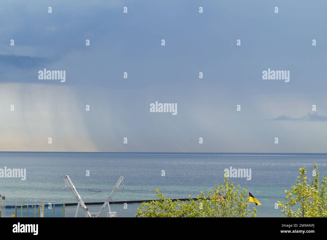 averses de pluie sur la mer baltique Banque D'Images