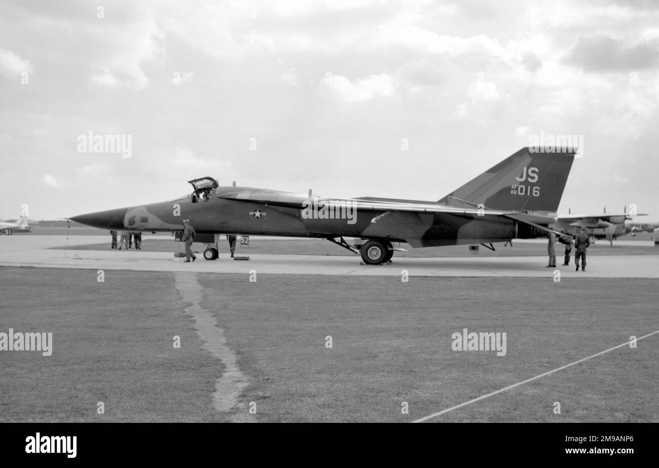 United States Air Force - General Dynamics F-111E 68-0016 (msn E-26, code de base « JS »), de l'escadron de combat tactique 78th, 20th, escadre de combat tactique, basé à la RAF Upper Heyford. Banque D'Images United States Air Force - General Dynamics F-111E 68-0016 (msn E-26, code de base « JS »), de l'escadron de combat tactique 78th, 20th, escadre de combat tactique, basé à la RAF Upper Heyford. Banque D'Images