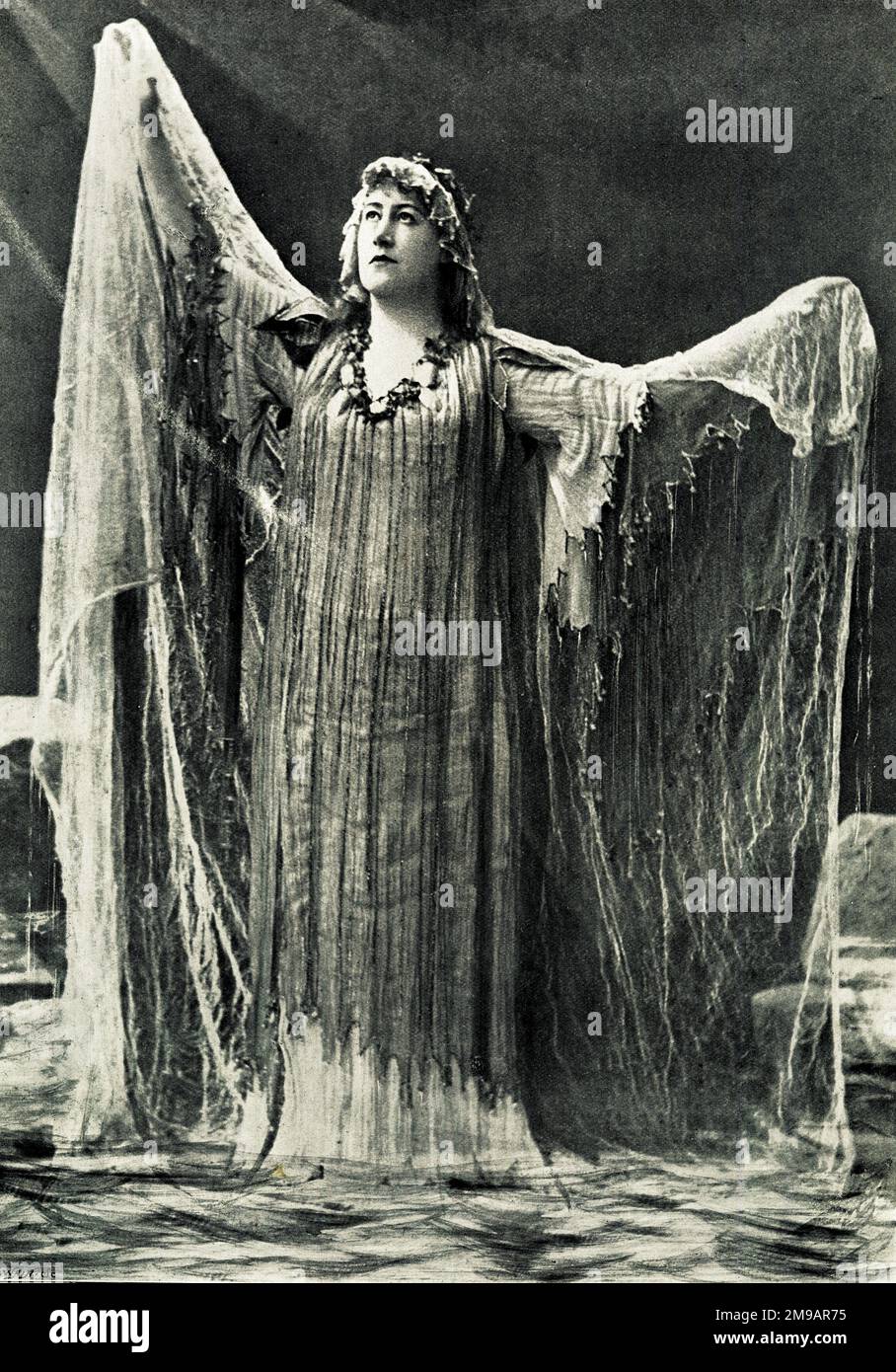 Maud Milton comme l'Esprit du lac dans le roi Arthur Banque D'Images