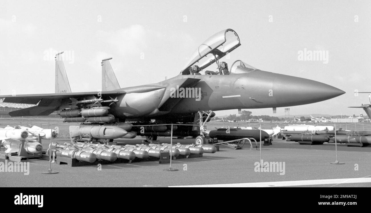 McDonnell Douglas F-15E Strike Eagle 71-0291 (msn 0012/B002), au salon de l'aviation 1980 du SBAC Farnborough, le 6 septembre 1980. Construit comme le deuxième TF-15A, premier vol le 18 octobre 1973 et redésigné F-15B-4-MC. Converti en 1979 en prototype de l'entreprise privée Hughes/MCDD F-15E Strike Eagle, un programme initialement connu sous le nom de F-15DRF (Duel Role Fighter). En mai 1991, l'avion a été inscrit â€˜F-15RTD Peek Eagle, en tant qu'entreprise privée MCDD; l'avion a été équipé et testé avec un module central avec du matériel de reconnaissance et une liaison de données. À la Alsalam Aircraft Co, Riyad, saoudien Banque D'Images