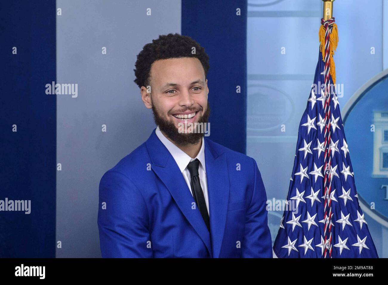 Washington, États-Unis. 17th janvier 2023. Les soldats de l'État d'or Stephen Curry, garde de point, sourit lors du briefing de presse quotidien à la Maison Blanche à Washington, DC mercredi, 17 janvier 2023. Les Warriors se joignent au président Joe Biden, vice-président Kamala Harris, pour une cérémonie de célébration de leur championnat NBA 2022. Photo de Bonnie Cash/UPI Credit: UPI/Alay Live News Banque D'Images