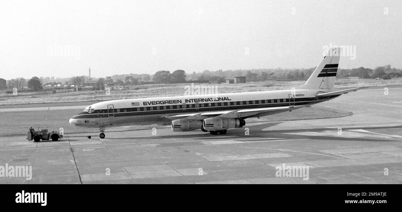 Douglas DC-8-52 N800EV (msn 45301, ligne 128), d'Evergreen International, à l'aéroport de Manchester en octobre 1977. Banque D'Images