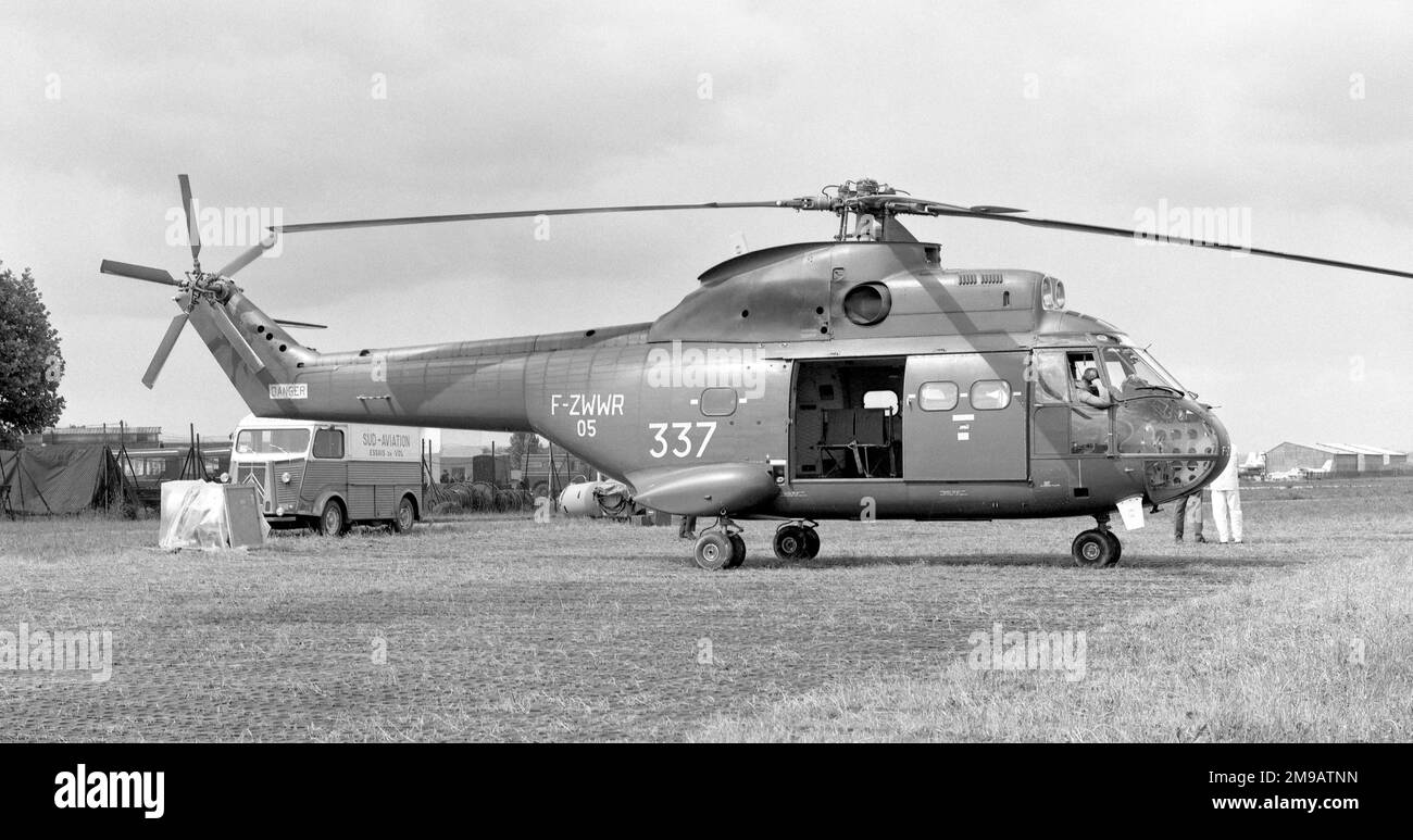 Sud Aviation sa.330 Puma F-ZWWR (msn 05, également enregistré plus tard sous le nom de 'F-OCRK', 'F-ZWWR' et 'F-BRBU') au salon de l'aéronautique de Paris en juin 1969, marqué par le numéro de série de salon de l'aéronautique '337'. (Note: Les enregistrements civils français pour les avions expérimentaux et les essais en vol ont commencé F-Z. Après la certification ou l'achèvement des essais, l'enregistrement serait changé en série F-A ou F-B). Banque D'Images