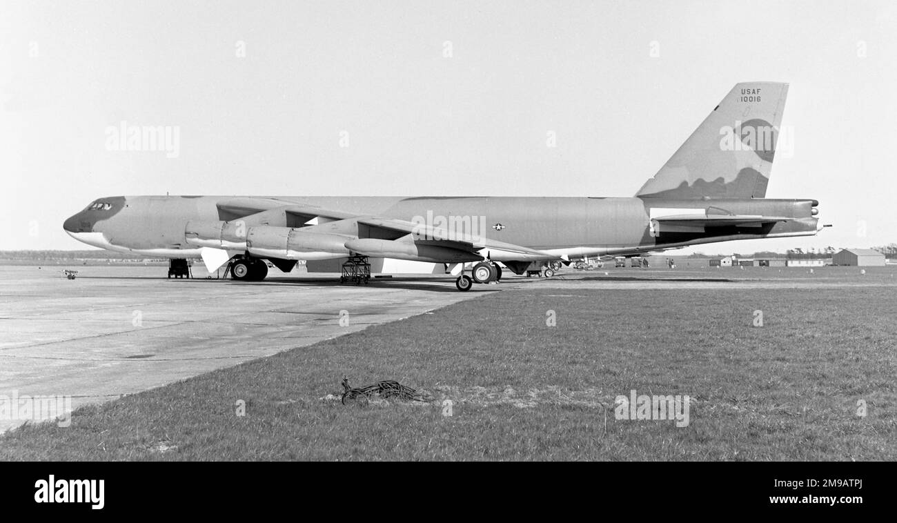 Forces aériennes des États-Unis - Boeing B-52H-170-BW StratoFortress 610016 (msn 464443) du 11th Escadron de bombardement, 2nd Escadre de bombardement, en visite à la RAF Marham en avril 1971. Banque D'Images