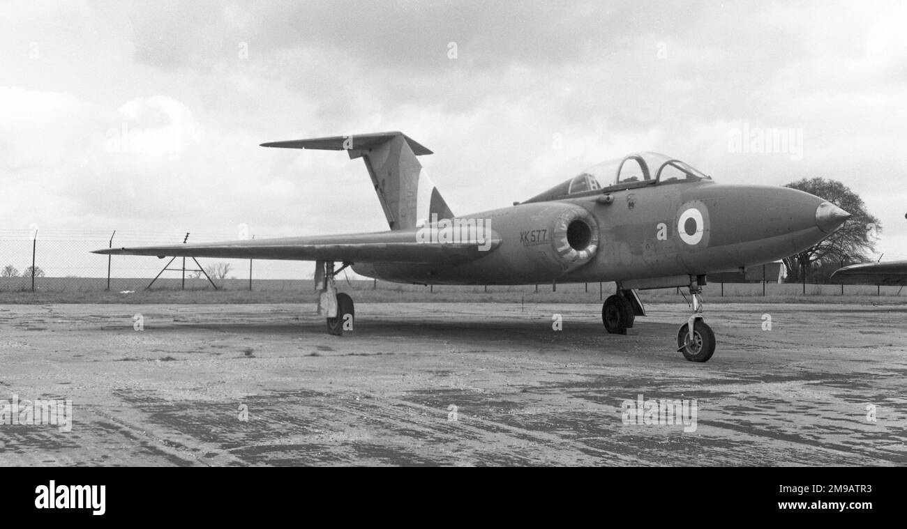 Gloster Javelin T.3 XK577, anciennement exploité par l'établissement expérimental Airplane & Armament de Boscombe Down, à l'école de pompiers du ministère de l'Aviation, à l'aéroport de Stansted, en avril 1965, avant de succomber aux flammes lors de la pratique de lutte contre l'incendie, en octobre 1966. Banque D'Images