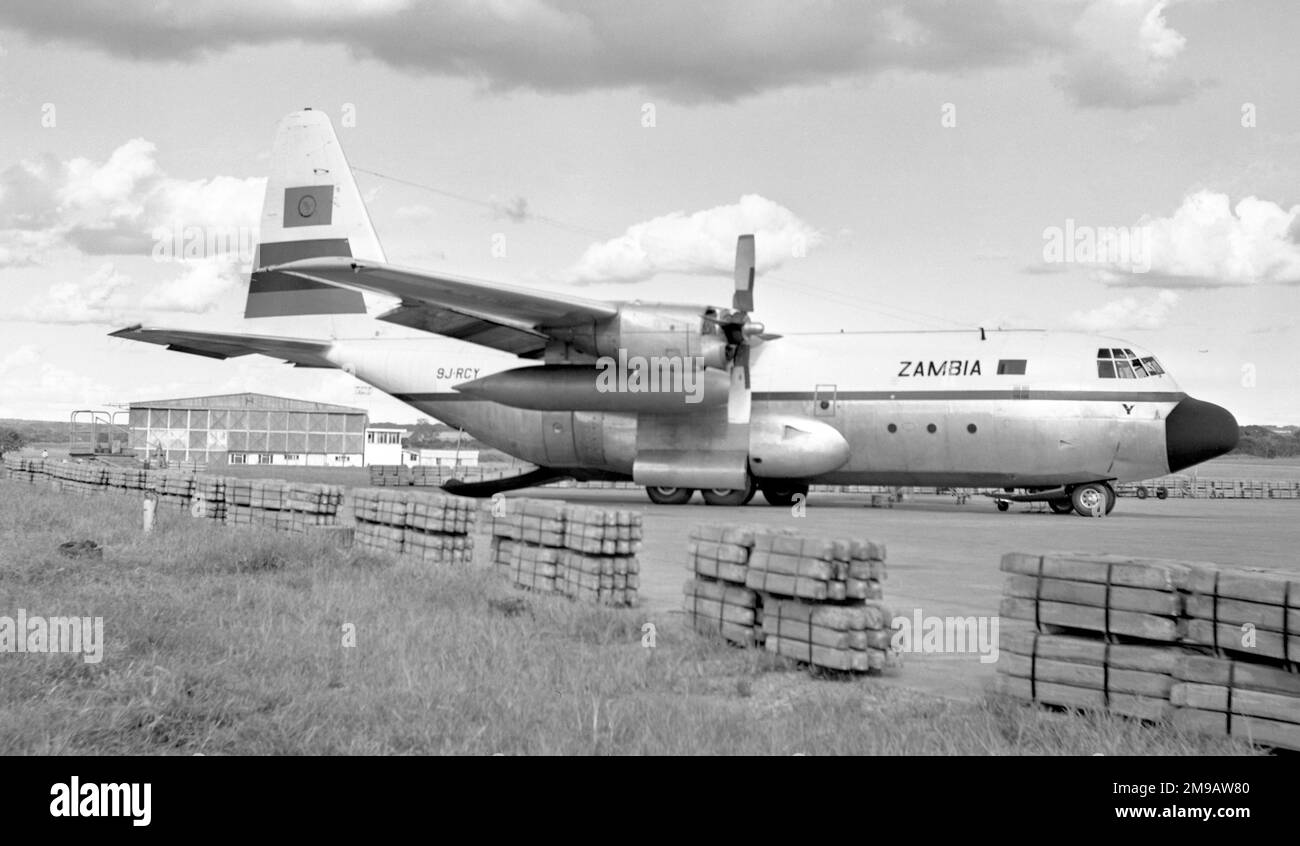 Lockheed L-100 Hercules 9J-RCY (msn 382-4109, modèle 382B-1C), du gouvernement zambien, loué au fret aérien zambien, à l'aéroport de Lusaka avec le moteur no 3 enlevé. Cet avion et le L-100 9J-RBX ont été détruits par un incendie à la suite d'une collision au sol à l'aéroport de Ndola, le 11 avril 1968. Banque D'Images