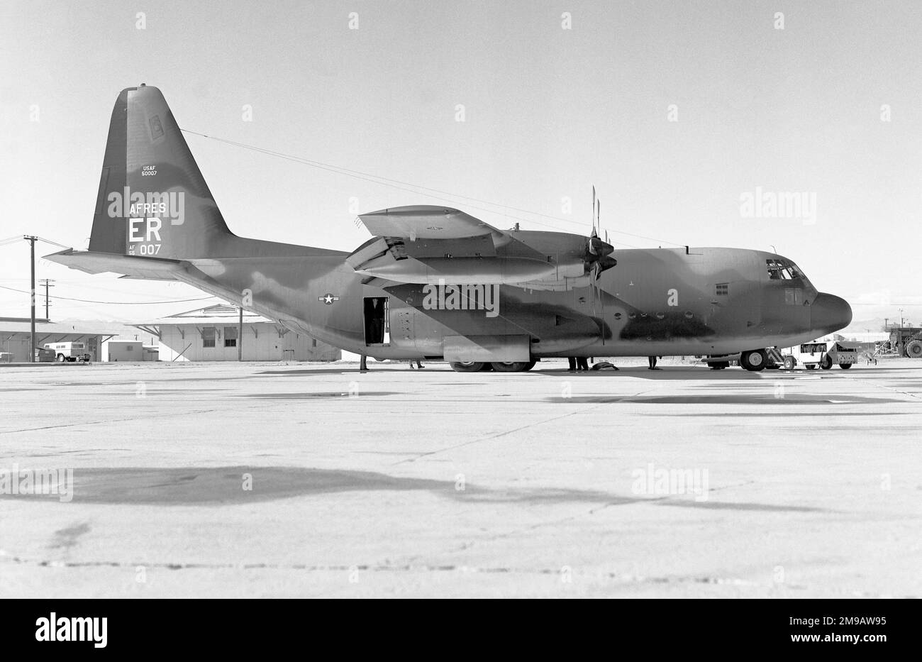 Réserve de la Force aérienne des États-Unis - Lockheed C-130A-LM Hercules 55-0007 (msn 182-3034, code de base 'ER'), du 705th Escadron tactique d'entraînement de transport aérien - 433rd escadre tactique de transport aérien, basé à la base aérienne d'Ellington, Texas. Vu à la base aérienne navale El Centro en janvier 1976. (Cet avion a été fourni à la Force aérienne bolivienne, après sa mise au rebut, sous la forme de TAM 65). Banque D'Images