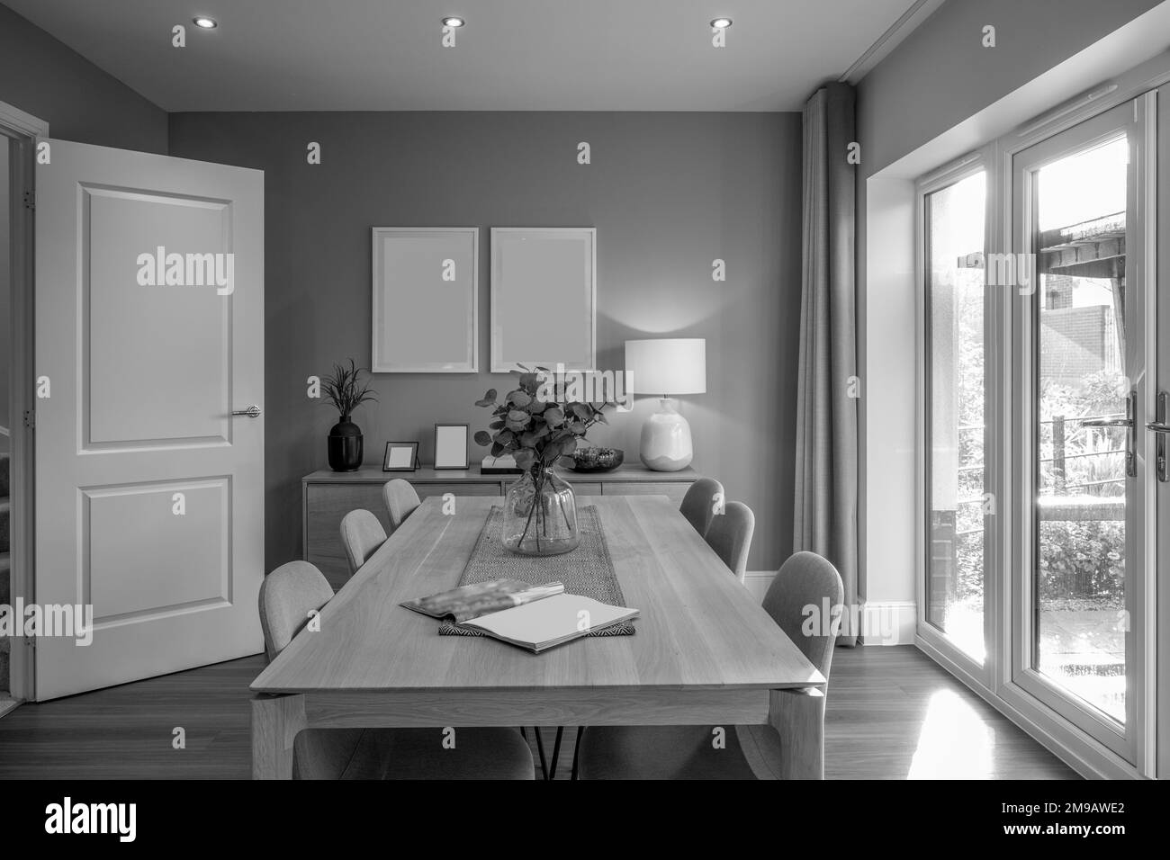 sélection de l'accent sur vase en verre et fleurs monochrome noir et blanc contemporain séjour salle de didactique disposition style de vie avec meubles et meubles doux Banque D'Images