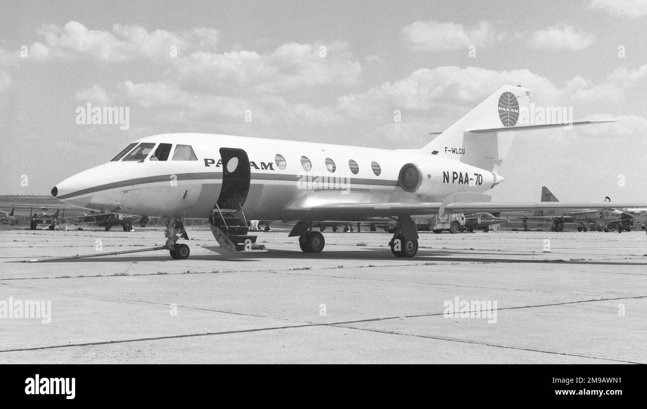 Dassault Falcon 20F F-WLCU / NPAA-70 (msn 173), de Pan-Am, au salon de l'Air de Paris, tenu à l'aéroport du Bourget en juin 1969. (Enregistré auprès de Dassault pour les essais en vol sous le nom de F-WLCU; enregistrement à F-BLCU lors de l'émission de CofA; NPAA-70 a fait une demande pour le salon aérien de Paris 69; enregistré sous le nom de N70PA lors de la livraison aux États-Unis en juin 1970) Banque D'Images