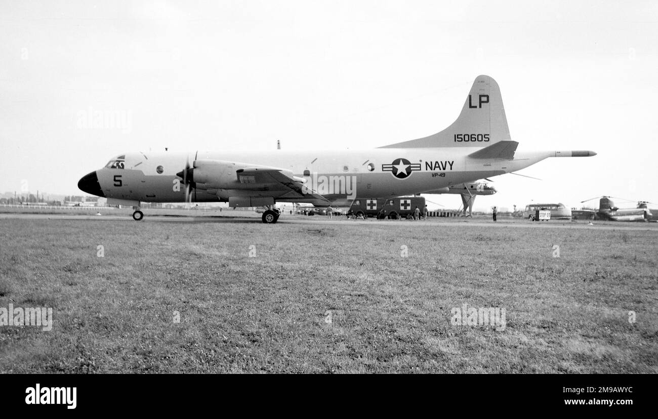 Marine des États-Unis - Lockheed P-3A-30-LO Orion 150605 (msn 185-5057, code de base 'LP', indicatif d'appel '5'), de VP-49, au salon de l'air de Paris 1965. 150605 a ensuite été converti en UP-3A et a été rayé de l'accusation le 17 janvier 2006. (Notez le nez de l'hélicoptère de la grue mobile Mil mi-10 en arrière-plan). Banque D'Images