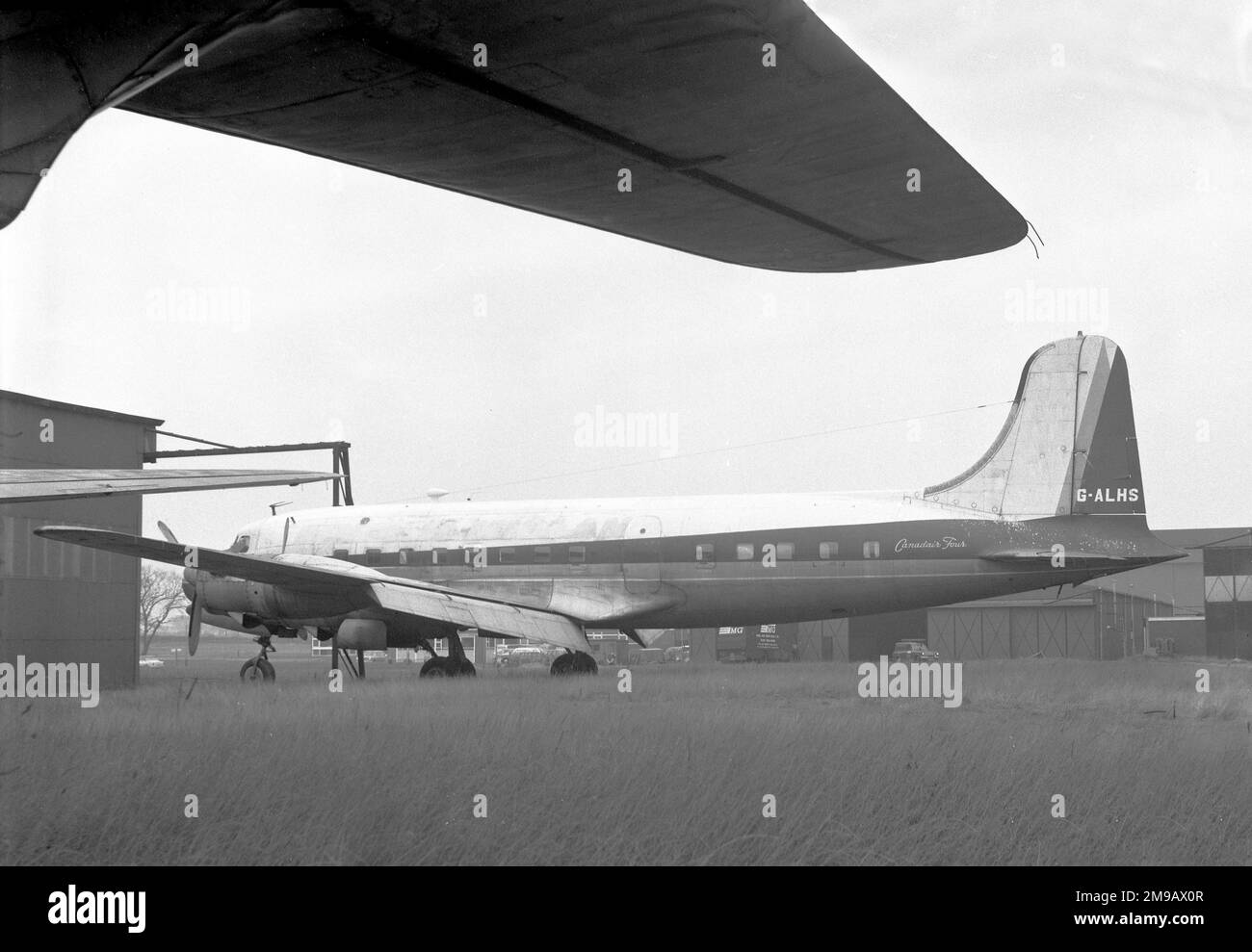 Canadair C-4 Argonaut G-ALHS (msn 164), du gouvernement de la République de Biafra, à Castle Donington en octobre 1969. Exploité pour la première fois par British Overseas Airways Corporation sous le nom « Astra », puis British Midland. Finalement acheté par Chartwell Aviation - pour être exploité par Templewood Aviation Ltd pour la République de Biafra gouvernement, mais la livraison a été frustrée par HM Customs. Rompu au château de Donington le 11 mai 1970. Banque D'Images